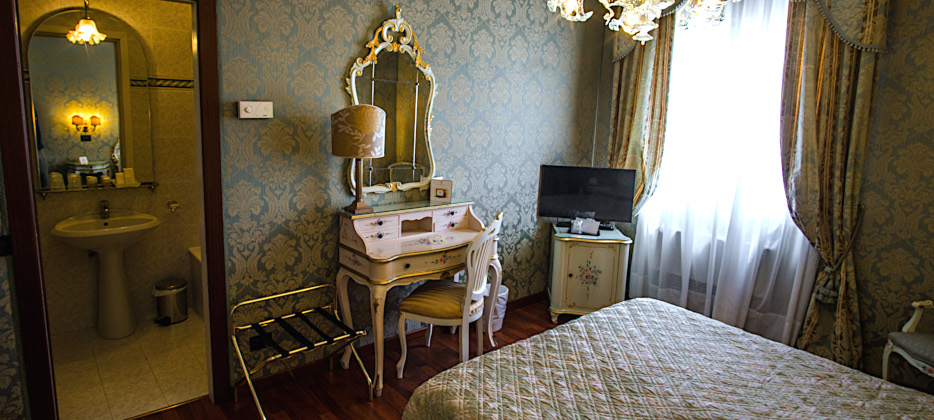 CLASSIC DOUBLE ROOM WITH FRENCH BED